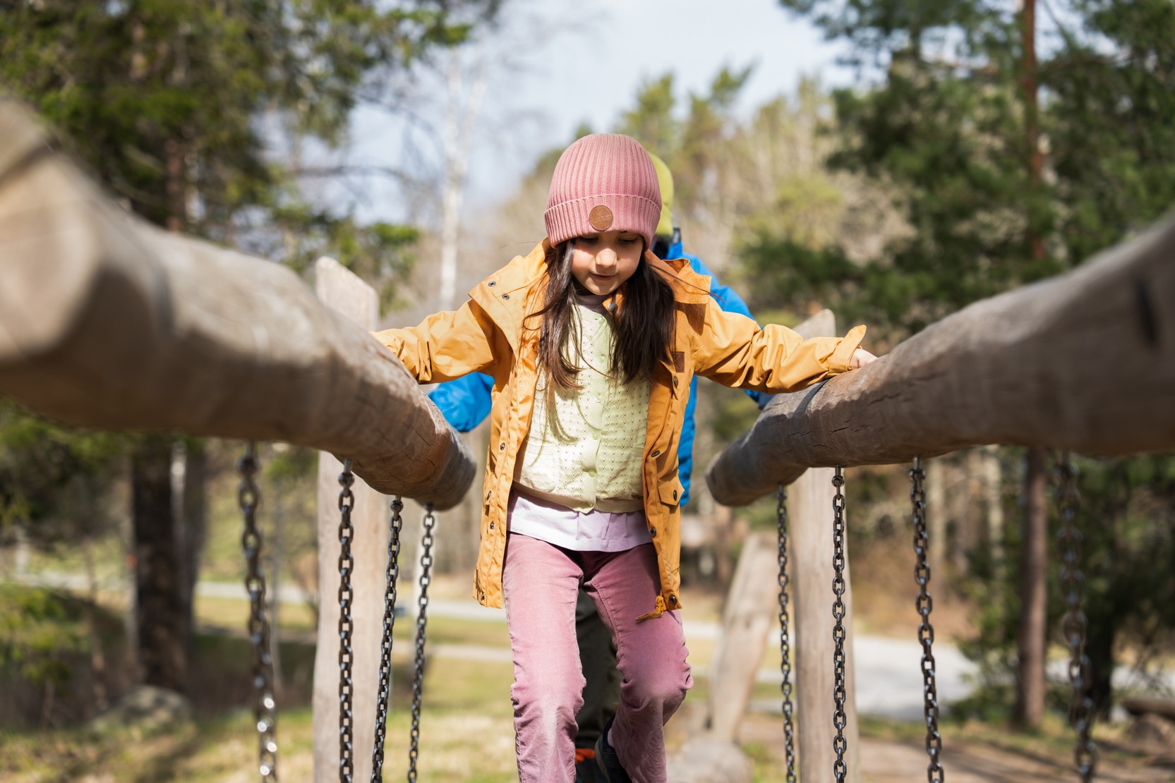 Ett barn går hinderbana