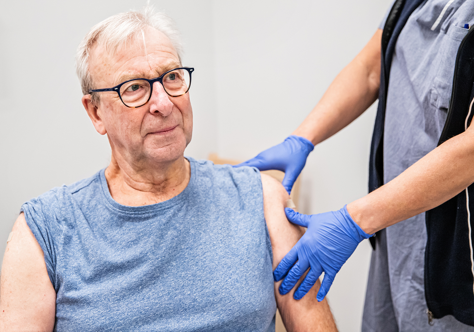 Person får plåster på armen efter vaccination
