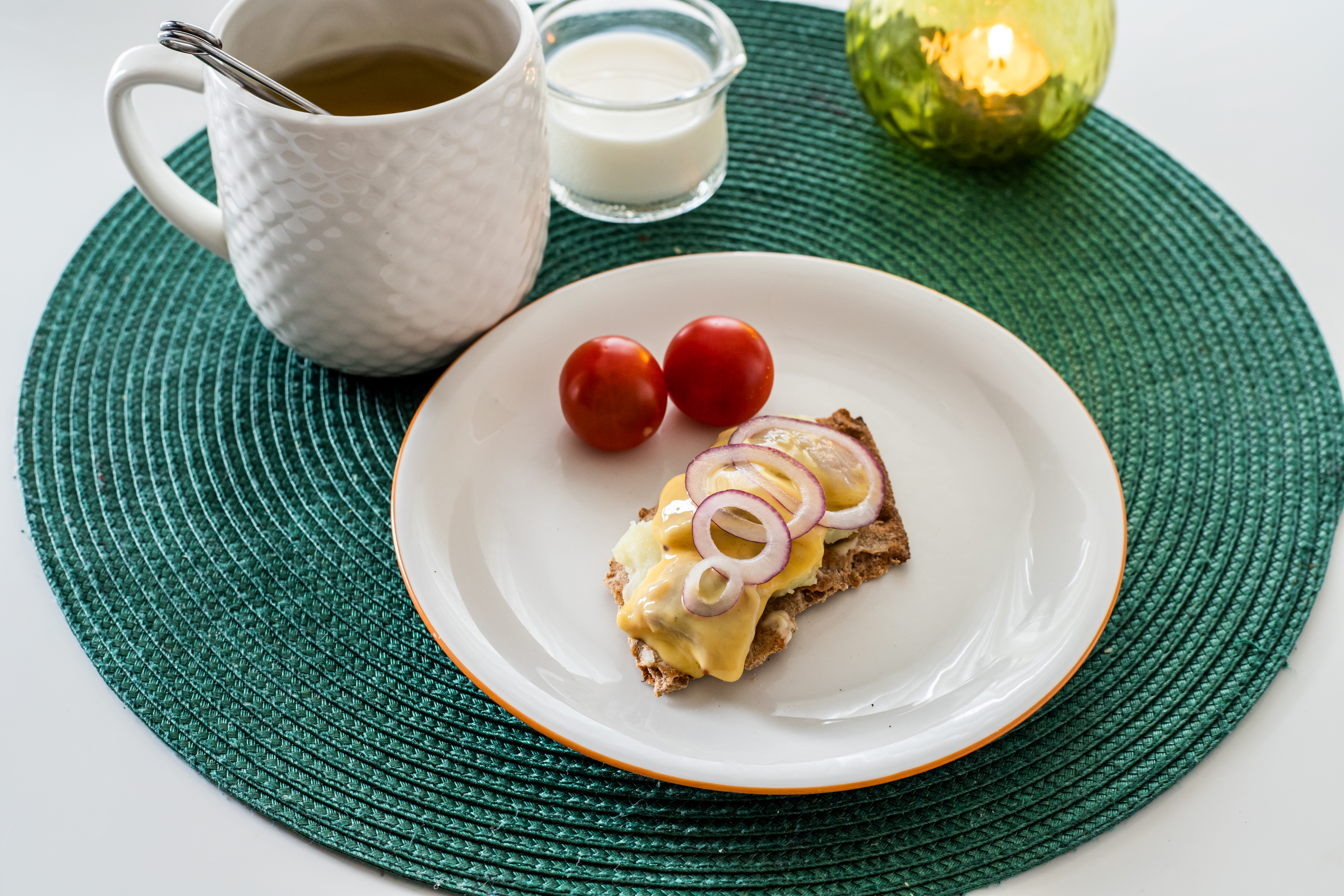 Knäckebröd med senapssill, potatis och rödlök. Fotografi.