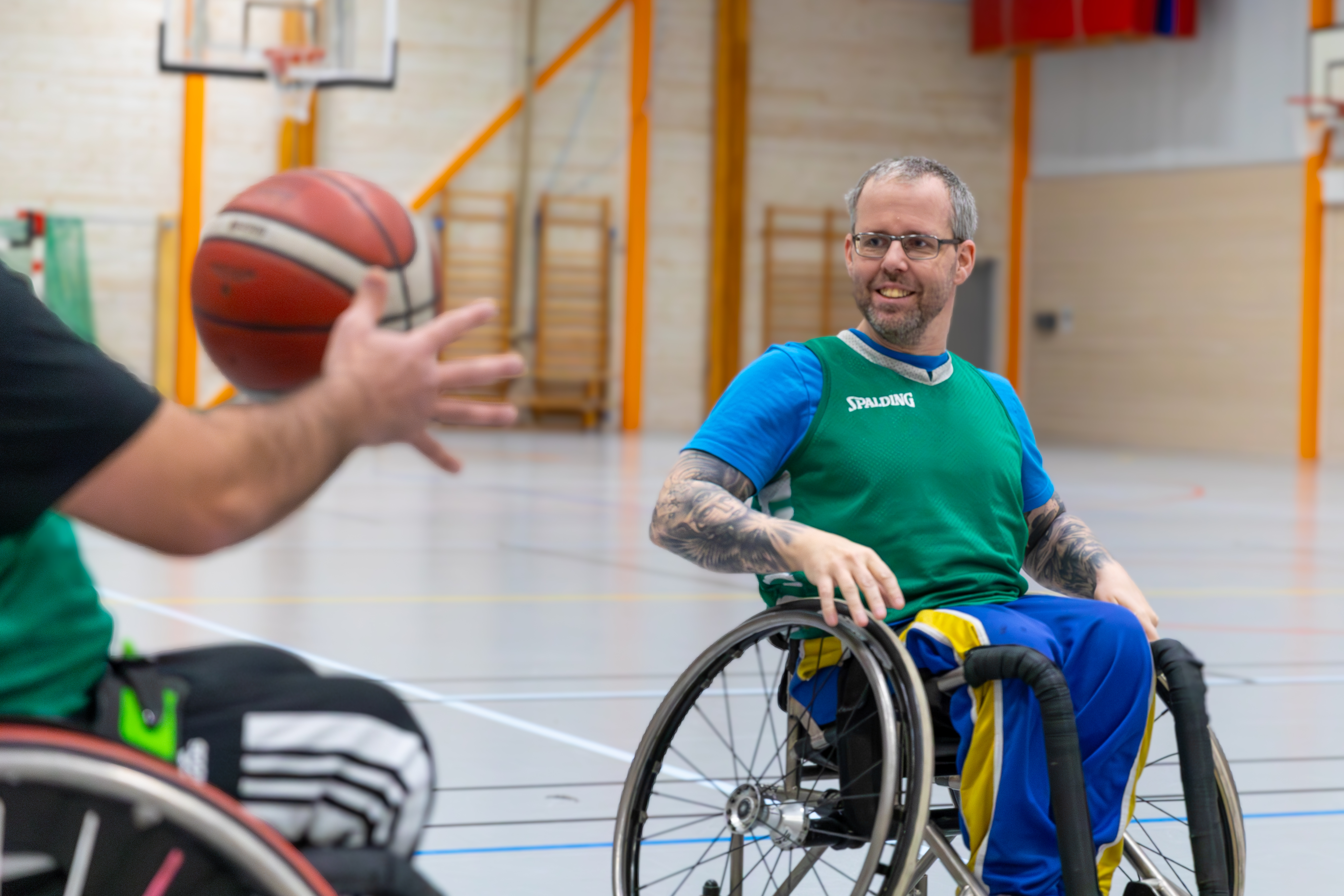 En person spelar basket