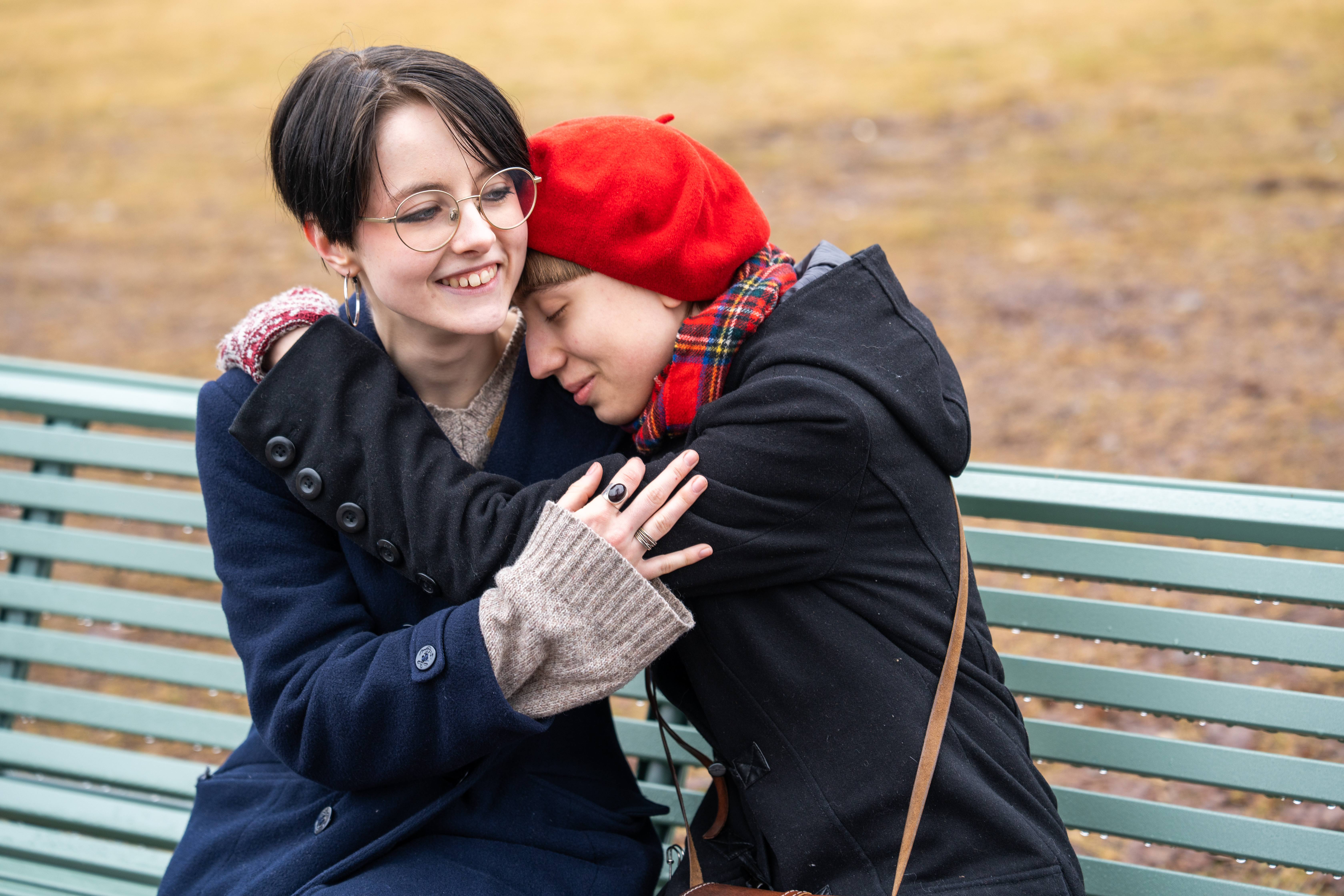 Två personer sitter på en bänk.