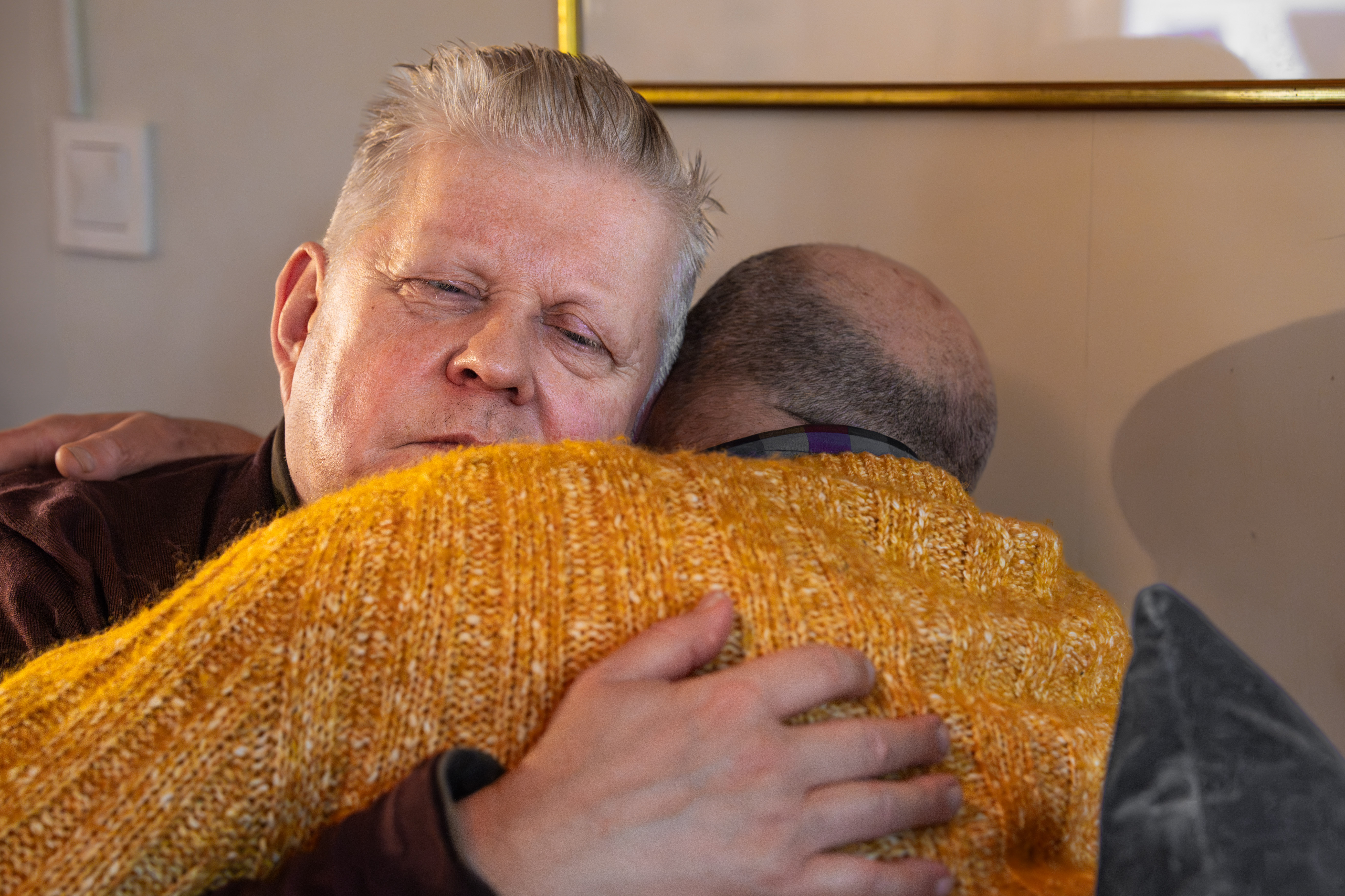 Två personer kramar om varandra.