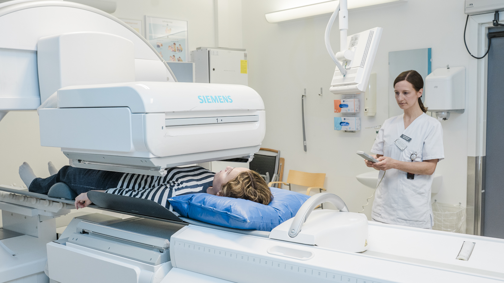 Bilderna från en skintigrafi visar hur en viss inre kroppsdel fungerar. Du får först ett radioaktivt läkemedel, sen tas bilder med en gammakamera.